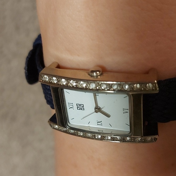 Givenchy watch - Picture 4 of 10